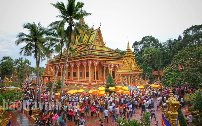Lễ hội Ok Om Bok Sóc Trăng là lễ hội truyền thống của người Khmer ở Sóc Trăng