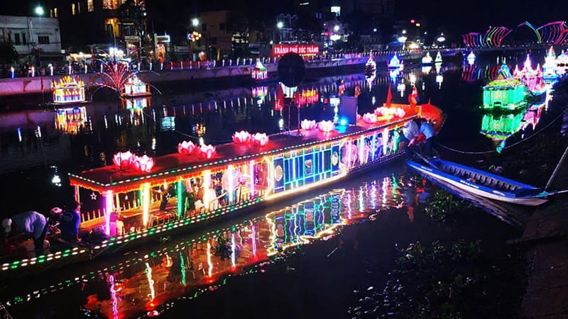 Lễ cúng trăng và thả đèn nước