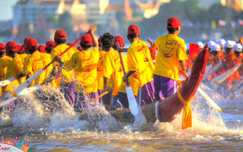 Đua ghe Ngo là hoạt động nổi bật và được mong chờ nhất trong lễ hội