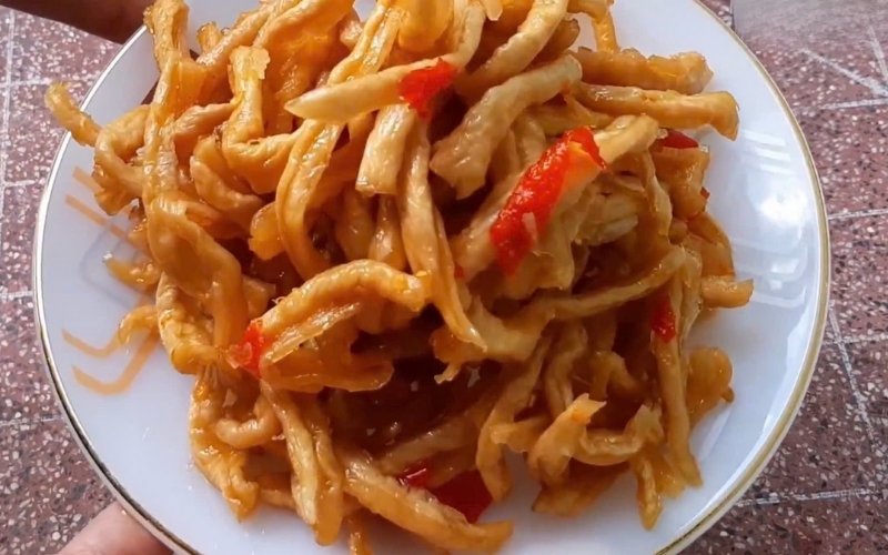 Thưởng thức xá bấu kèm cơm hoặc bún rất ngon