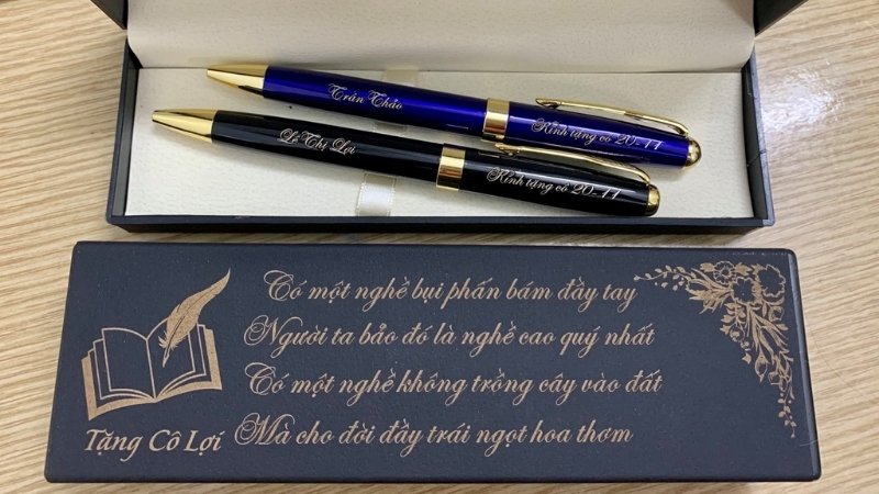 Bút ký và hộp bút