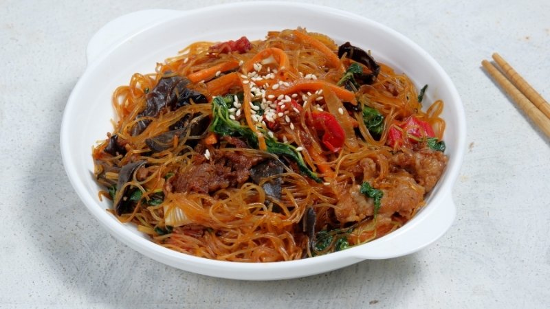 Tùy chỉnh bằng cách thay đổi loại thịt, rau củ, miến và gia vị để phù hợp khẩu vị