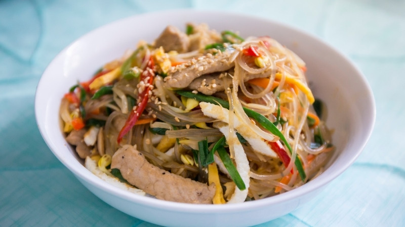 Japchae là món mì xào Hàn Quốc thơm ngon, kết hợp miến khoai lang, rau củ và thịt