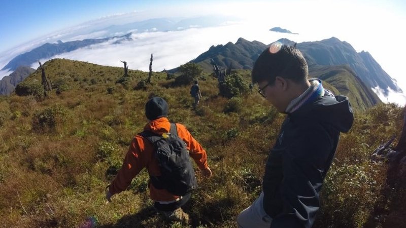 Bạn hãy chuẩn bị giày chuyên dụng, quần áo nhiều lớp, gậy trekking, đèn pin, thuốc,...