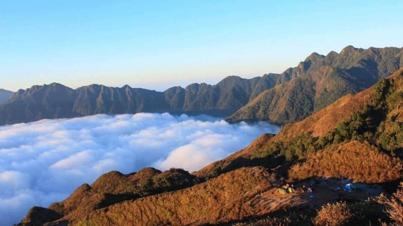 Biển mây bồng bềnh trên đỉnh núi