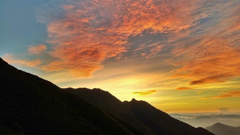 Khung cảnh bình minh trên đỉnh Tà Chì Nhù