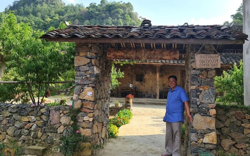 Trò chuyện cùng người dân địa phương