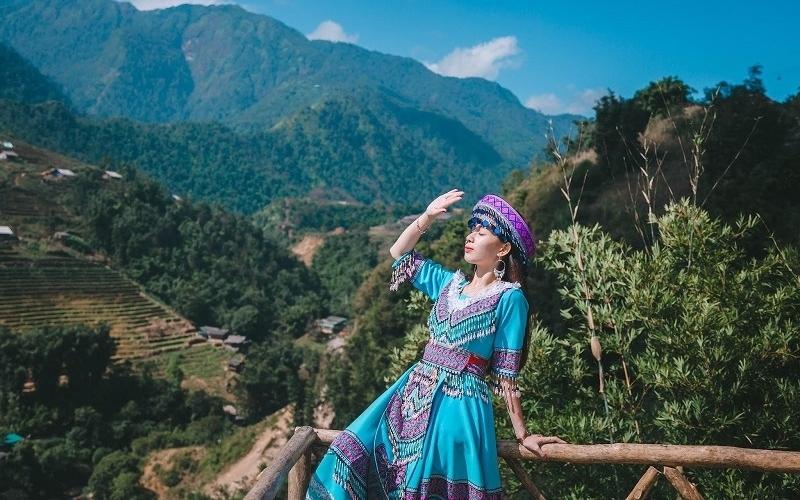 Du khách thuê trang phục dân tộc, chụp ảnh tại ruộng bậc thang, cầu Mây