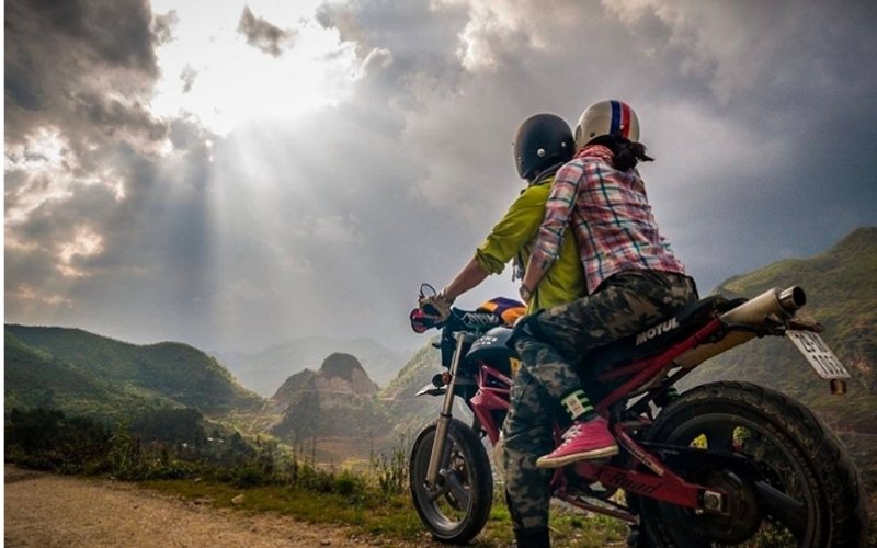 Du khách có thể chọn xe máy, ô tô hoặc trekking để đến bản Tả Van Sapa 