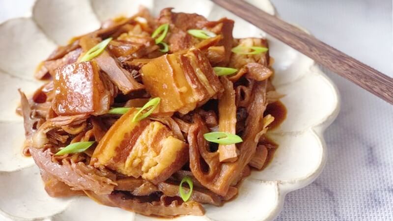 Cách kho thịt với măng tươi