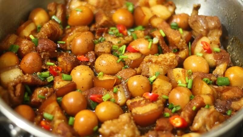 Cách kho thịt với trứng cút (Thịt kho tàu)