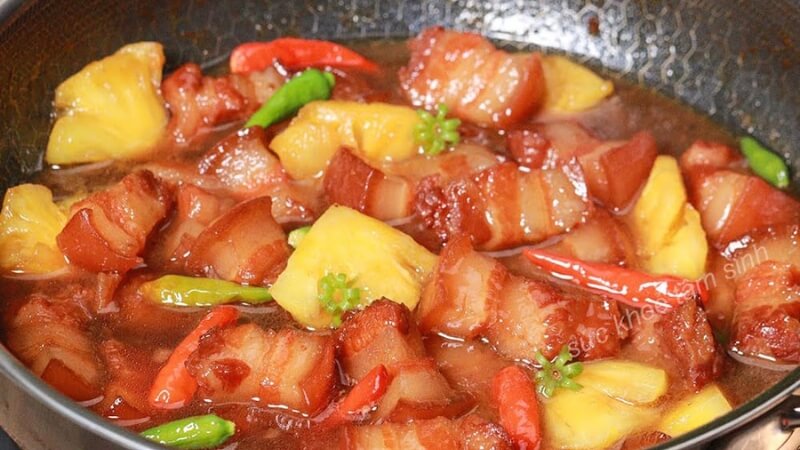 Cách kho thịt với dứa (thơm)