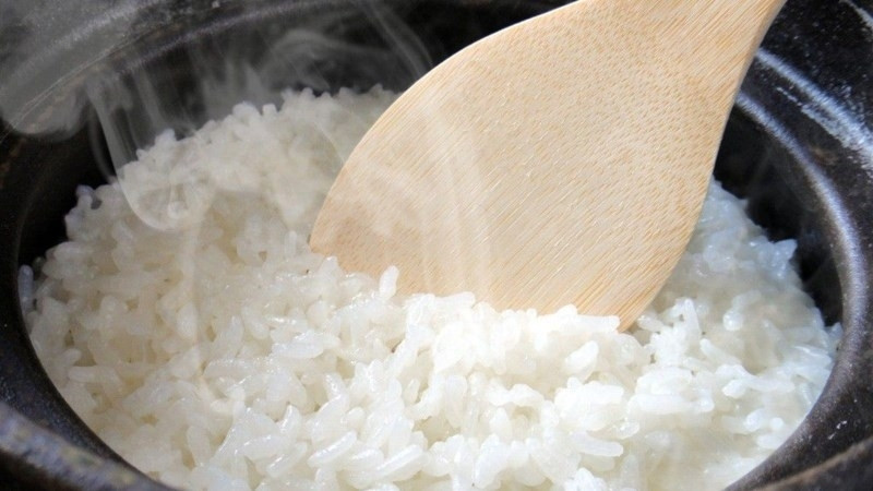 Cho quá nhiều nước khiến cơm bị nhão