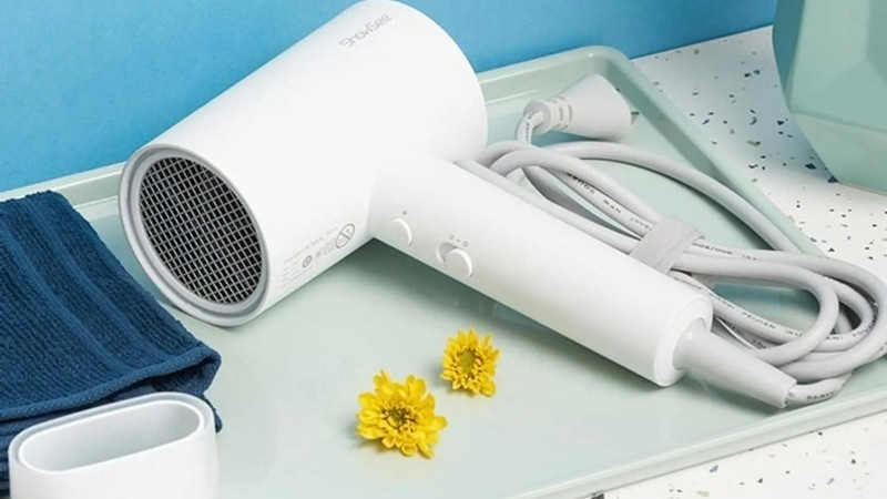 Sử dụng máy sấy tóc