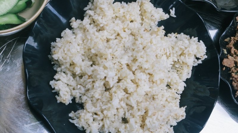 Rang cơm trên chảo