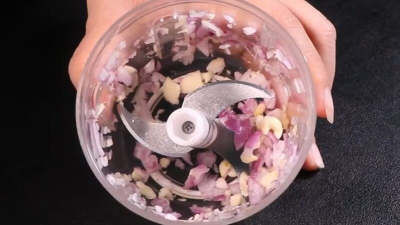 Bước 2: Sơ chế hành, tỏi