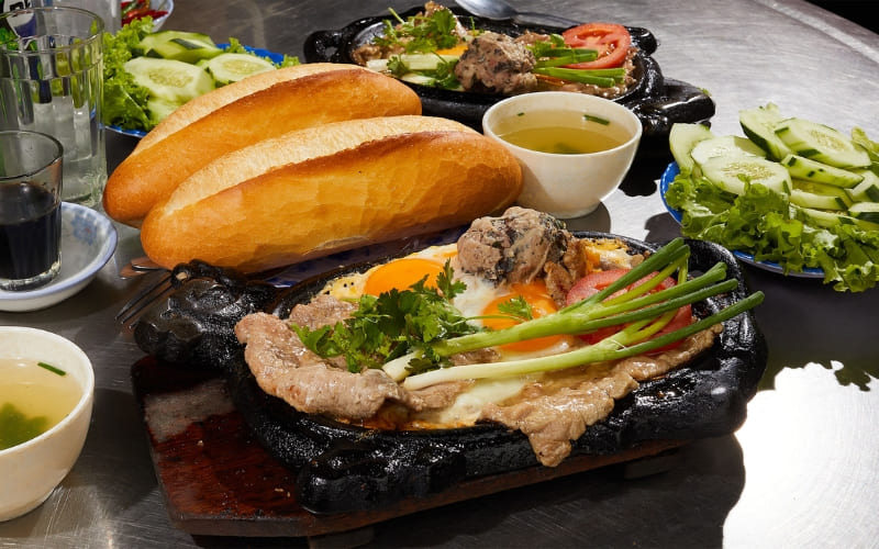 Thực khách thích thú với bò né nóng hổi thơm lừng.