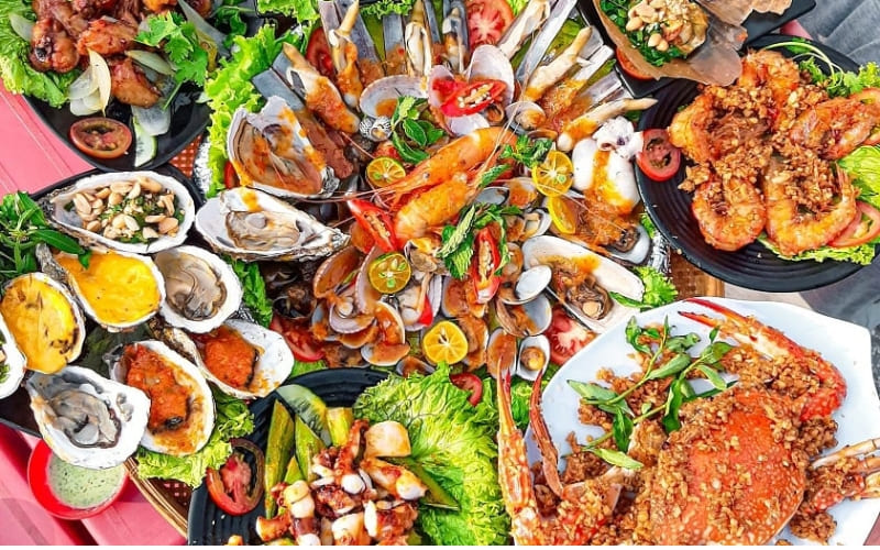 Quán mang đến trải nghiệm hải sản đậm chất biển.