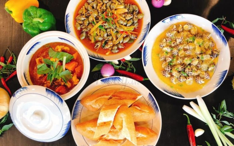 Không gian quán gợi cảm giác ấm cúng, thân thiện.