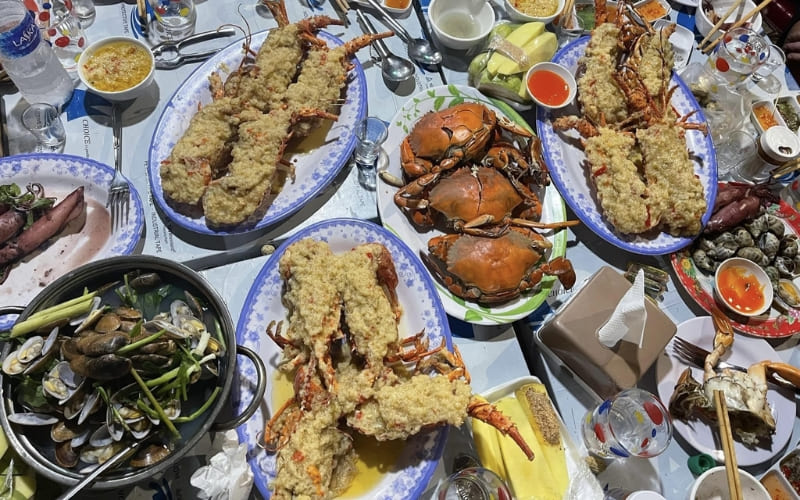 Thực khách có thể thưởng thức hải sản tươi sống.