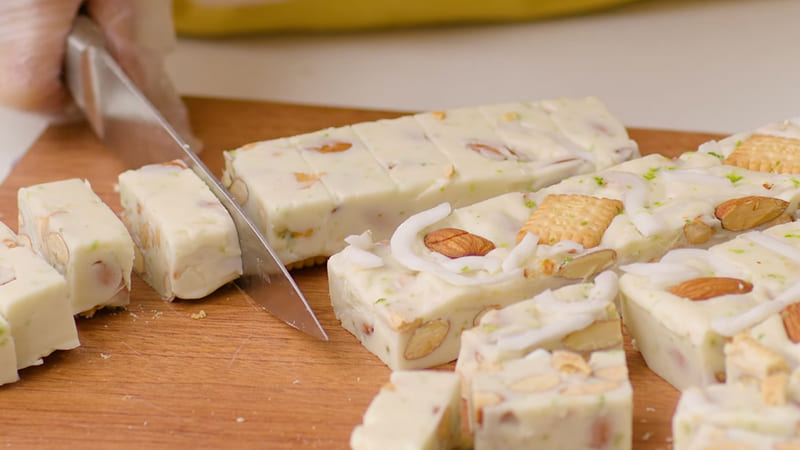 Cắt kẹo thành miếng nhỏ vừa ăn Cắt kẹo thành miếng nhỏ vừa ăn