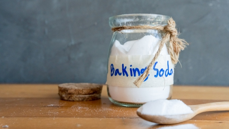 Baking soda giúp loại bỏ vết ố vàng và cặn bẩn hiệu quả mà không làm xước bề mặt inox