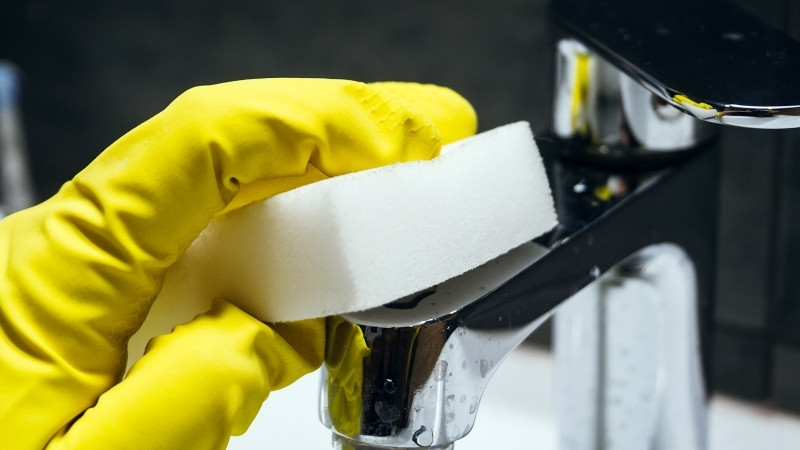 Sử dụng kem đánh răng hoặc dung dịch đánh bóng inox chuyên dụng