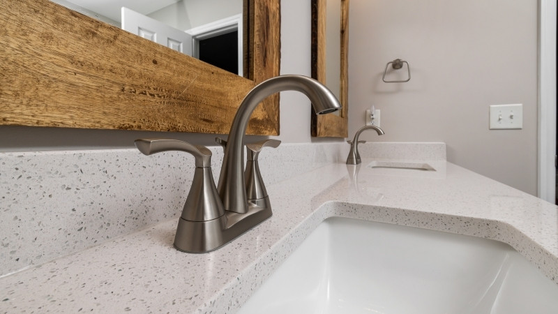 Vòi nước inox bị đóng cặn và ố vàng do tích tụ khoáng chất, xà phòng và quá trình oxi hóa