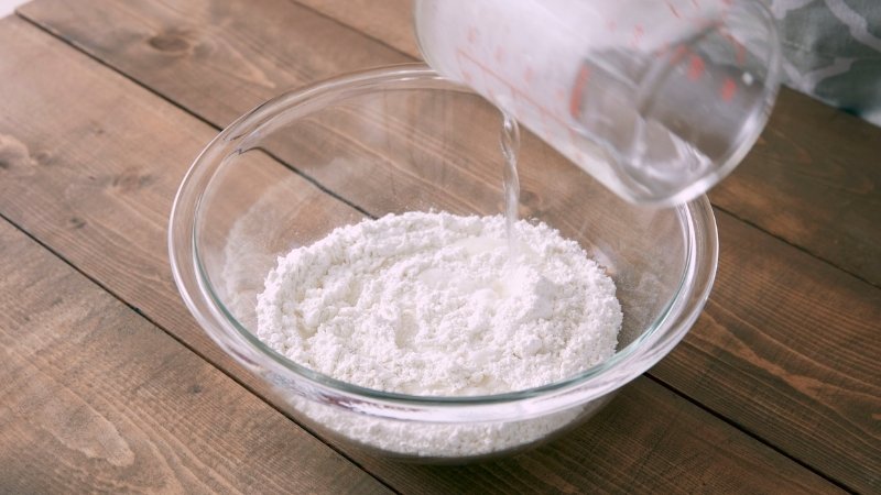 Có thể trộn baking soda và giấm để làm bong cặn bẩn