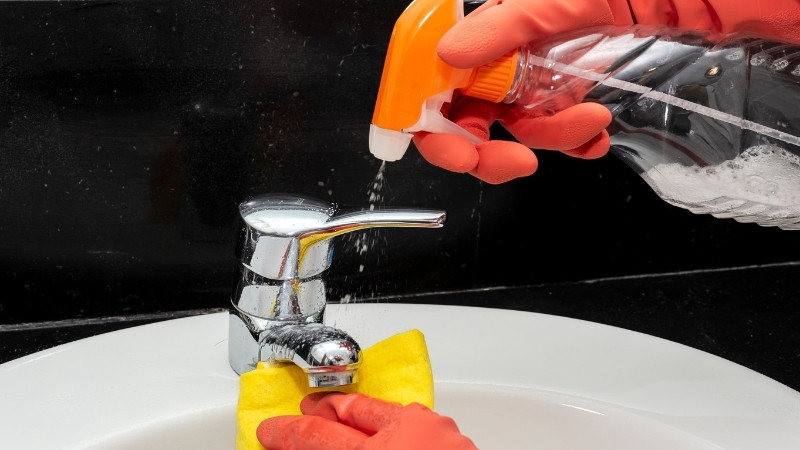 Giữ vòi nước inox luôn sáng bóng bằng cách lau khô sau khi dùng và vệ sinh định kỳ