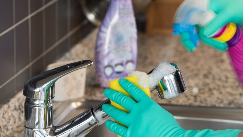 Dung dịch vệ sinh chuyên dụng giúp làm sạch nhanh và bảo vệ độ bóng của vòi nước inox