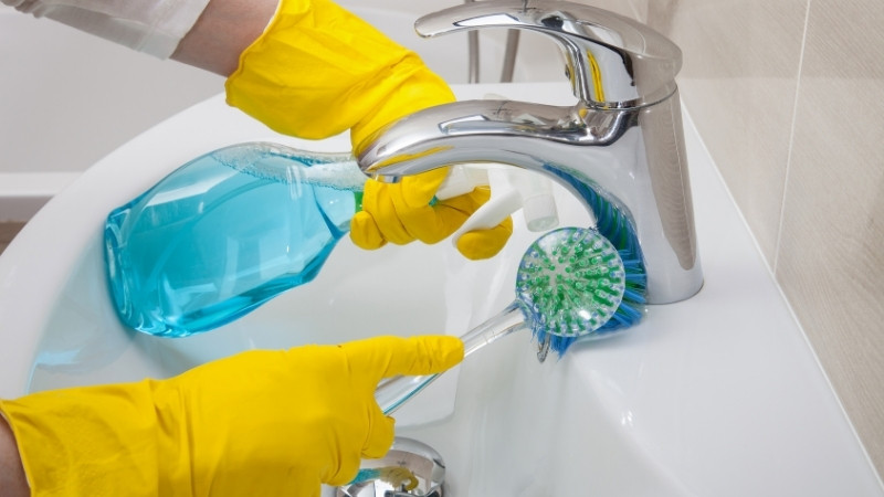 Dùng bàn chải mềm hoặc tăm bông với giấm hoặc baking soda để làm sạchDùng bàn chải mềm hoặc tăm bông với giấm hoặc baking soda để làm sạch