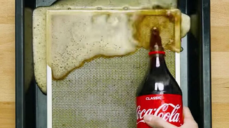 Dùng Coca-Cola để vệ sinh máy hút mùi có được không?
