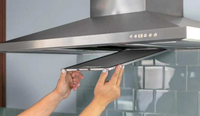 Hướng dẫn vệ sinh máy hút mùi tại nhà từ A-Z, sạch bóng dầu mỡ