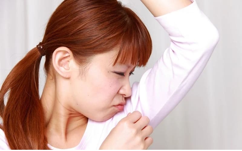 Vi khuẩn và mồ hôi tích tụ khiến áo nhanh hôi.