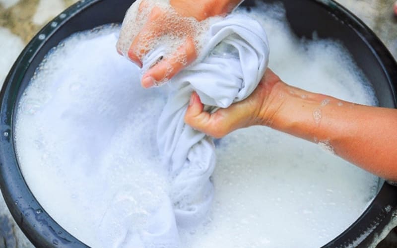 Nước giặt chuyên dụng giúp áo luôn thơm và sạch.