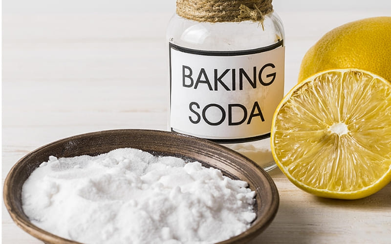 Baking soda loại bỏ mùi và vết ố hiệu quả.
