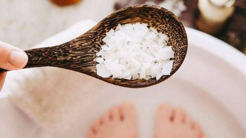 Ngâm chân với nước phèn chua