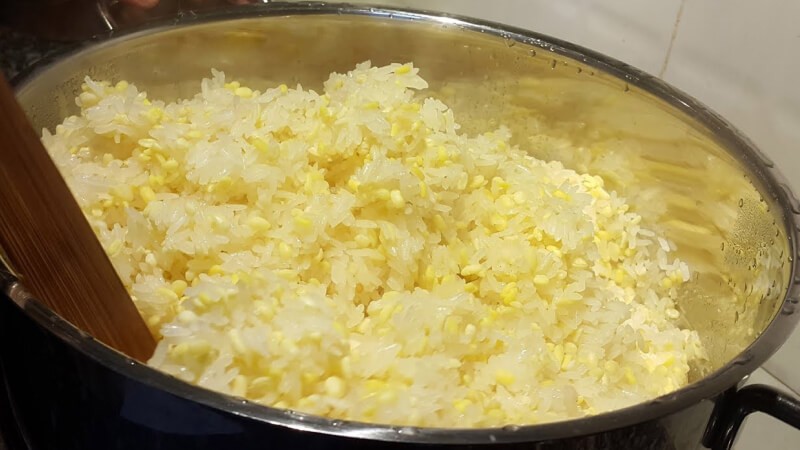 Hấp lại xôi nhão có làm xôi bị khô cứng không?