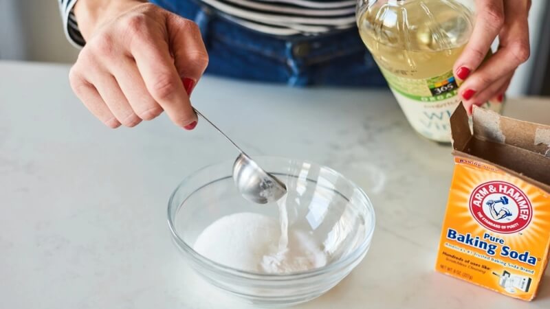 Dung dịch giặt ghế nỉ tự pha tại nhà (Baking soda và giấm)