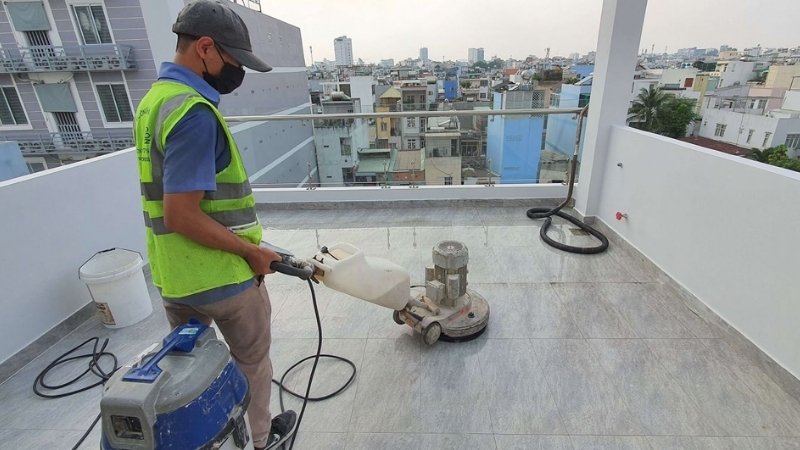 Bạn nên làm ẩm bụi bẩn và xi măng trước khi dọn dẹp