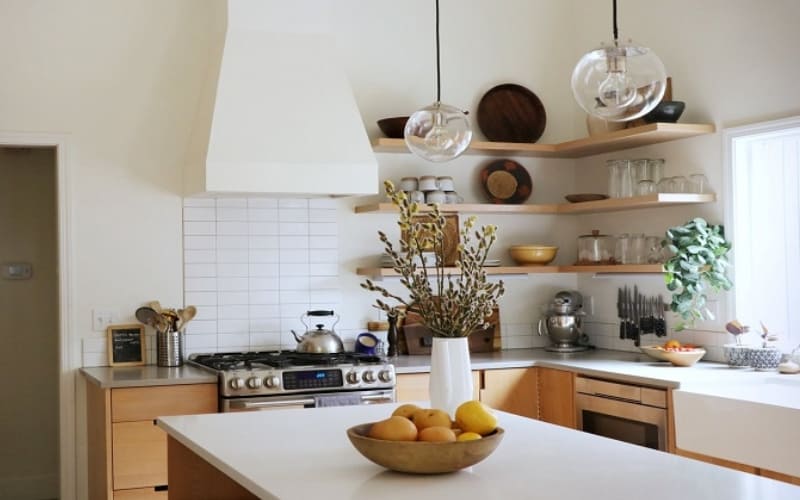 Nhà bếp được sắp xếp hợp lý giúp nấu nướng thuận tiện.