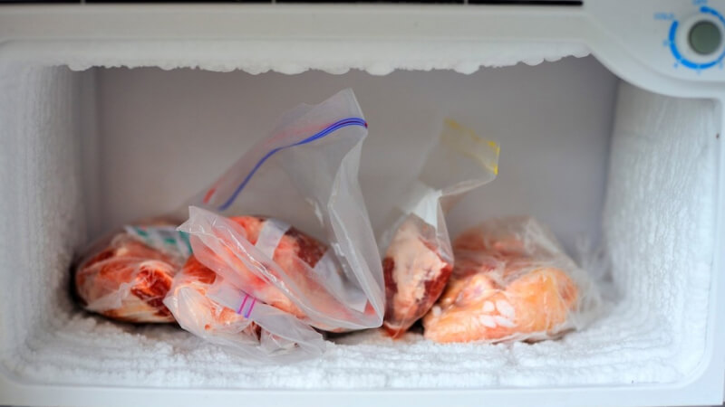 Thịt heo để trong tủ lạnh quá hạn có ăn được không?