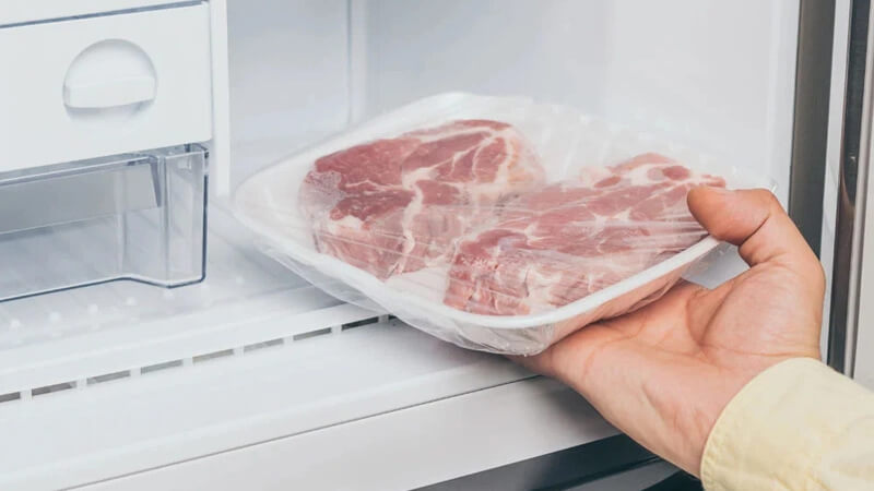 Thịt heo để trong ngăn đông tủ lạnh