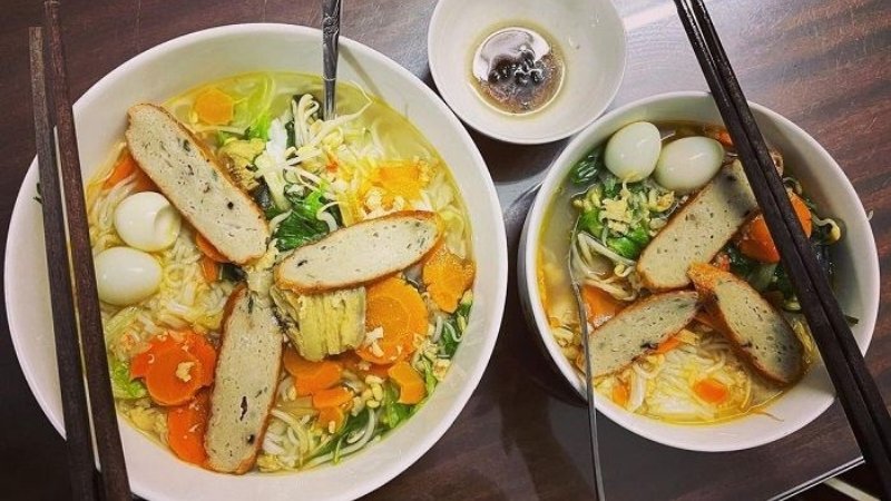 Phố bún lá cá dầm và bún sứa trên đường Yersin Phố bún lá cá dầm và bún sứa trên đường Yersin