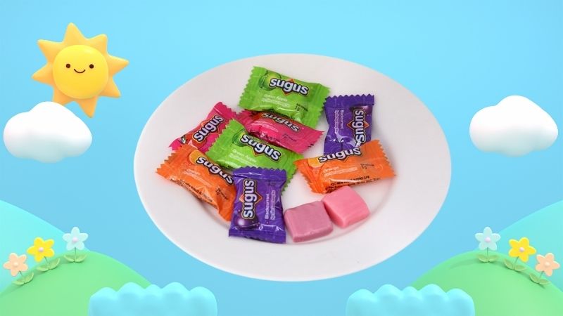 Kẹo mềm Sugus có bao bì rực rỡ, từng viên vuông nhỏ được gói riêng với màu sắc bắt mắt