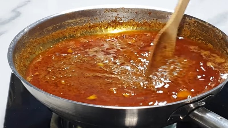 Thêm gia vị ướt và nêm nếm