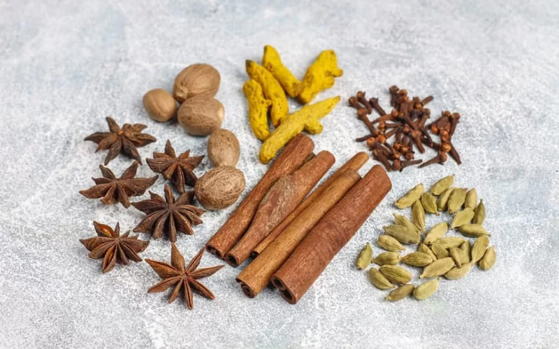 Gia vị nguyên hạt (hạt tiêu, hoa hồi, đinh hương...)