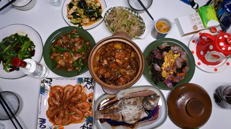 Món ăn dễ bị mặn thường do nêm gia vị quá tay, không nếm thử