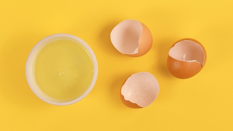 Lòng trắng trứng gà khi nấu chín sẽ đông lại và hấp thụ một phần muối mặn, sau đó vớt bỏ